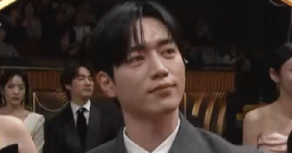 Khoảnh khắc 1 tài tử chửi thề khi hụt giải tại MBC Drama Awards 2025 gây bão? ezgif 3e74433697aa21eb 17671554456801354591894 0 0 180 343 crop 1767155453927266491528gifpng