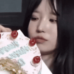 42 triệu người xem cả dàn sao thi nhau làm rơi bánh kem, bóc trần mục đích sau hành động khó hiểu? ezgif 4411e1b39df60602 1766725918054 17667259216451731944888 78 1 461 732 crop 17667260415642120306702gifpng