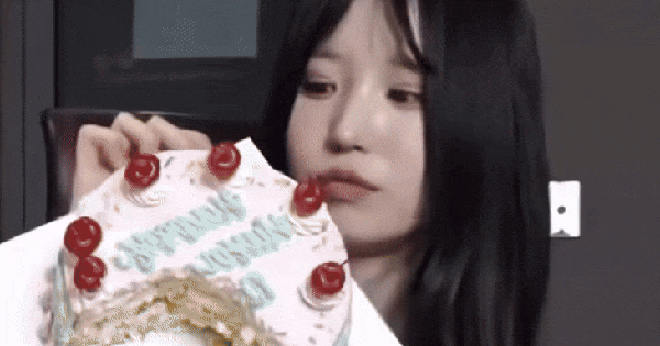 42 triệu người xem cả dàn sao thi nhau làm rơi bánh kem, bóc trần mục đích sau hành động khó hiểu? ezgif 4411e1b39df60602 1766725918054 17667259216451731944888 78 1 461 732 crop 17667260415642120306702gifpng