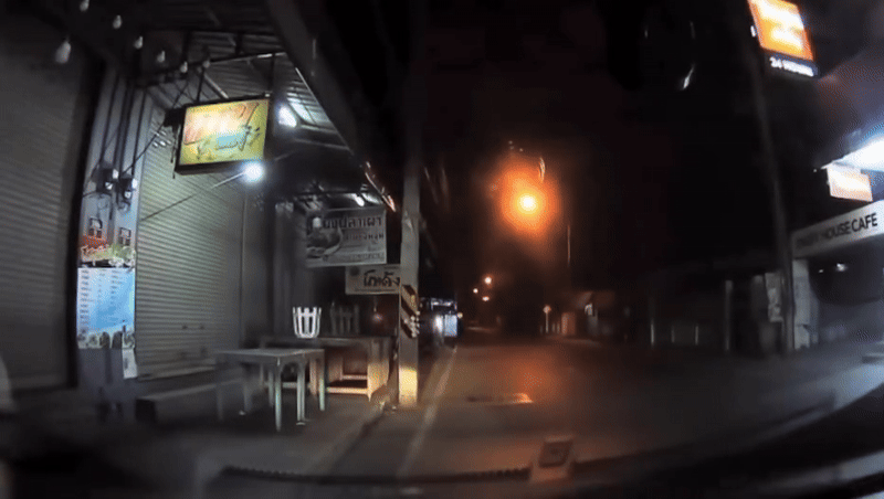 Người đàn ông đang đi thì bị xe bán tải tông tử vong, khoảnh khắc cuối đời của nạn nhân gây ám ảnh- Ảnh 1.