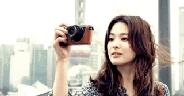 Song Hye Kyo cũng có ngày bị gắn mác "thảm họa thời trang” ezgif 4aefe16452832ba5 17656729776711954444003 0 0 168 320 crop 1765673277911134667885gifpng