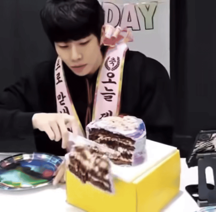 42 triệu người xem cả dàn sao thi nhau làm rơi bánh kem, bóc trần mục đích sau hành động khó hiểu?- Ảnh 2.