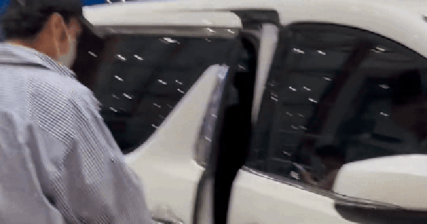 Trai đẹp gen Z đưa nữ đại gia đi khám thai, bảo sao biến mất khỏi showbiz suốt 800 ngày ezgif 511589845170d51a 17691540856061656030834 0 0 209 400 crop 17691540941561559212858gifpng