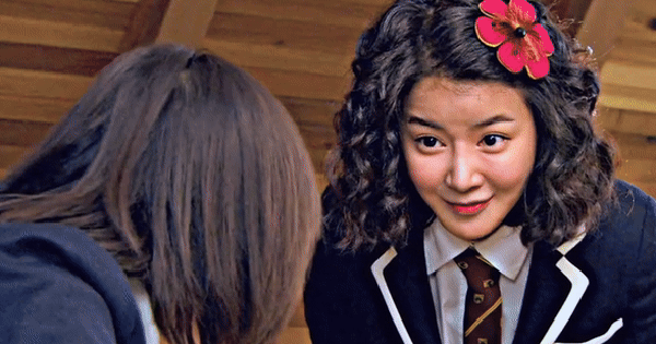 Mỹ nhân Vườn Sao Băng "tụt dốc không phanh" ezgif 5daef999020d54aa 17671740324961156508822 40 0 348 588 crop 1767174086039208977888gifpng