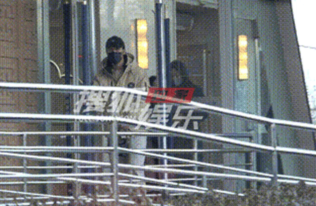 Trai đẹp gen Z đưa nữ đại gia đi khám thai, bảo sao biến mất khỏi showbiz suốt 800 ngày- Ảnh 1.