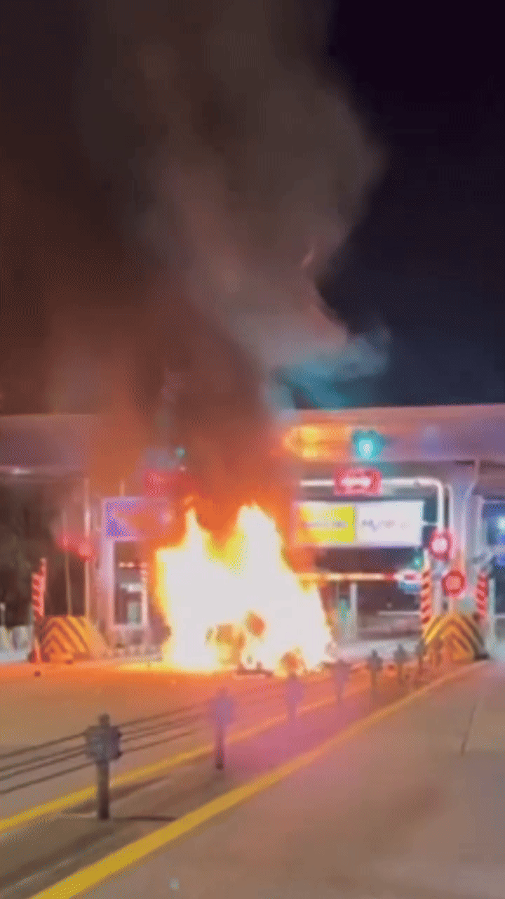 Con gái xin đi chơi với bạn trai, rạng sáng hôm sau bố mẹ nghe tin dữ khi chiếc ô tô chở con bốc cháy- Ảnh 1.