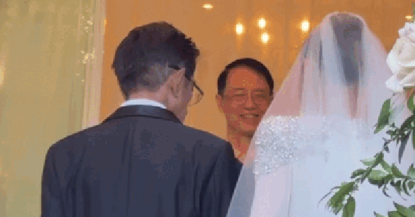 Hoa hậu Hoàn vũ bất ngờ thú nhận kết hôn từ tận 2 năm trước, danh tính ông xã khiến công chúng "bật ngửa" ezgif 651b6ce8507cb967 17719140747051201610194 106 0 315 400 crop 1771914086374113994446gifpng