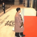 Thảm đỏ đi 1 lần "3 đời sau còn sợ": Nghệ sĩ bị nhồi nhét ná thở, cả trăm người có đúng 2 cái micro ezgif 6642f1509992a707 17676007287801687891756 47 0 271 427 crop 1767600771585122434340gifpng