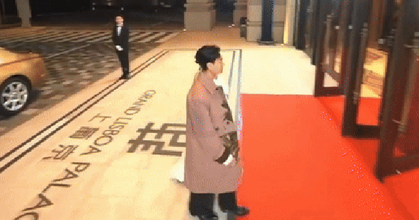 Thảm đỏ đi 1 lần "3 đời sau còn sợ": Nghệ sĩ bị nhồi nhét ná thở, cả trăm người có đúng 2 cái micro ezgif 6642f1509992a707 17676007287801687891756 47 0 271 427 crop 1767600771585122434340gifpng