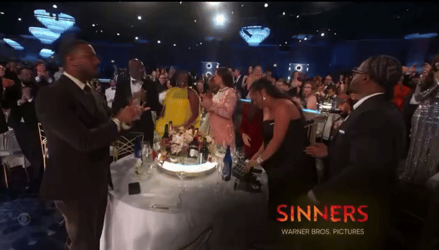 ezgif-70e04a2f06a79dab-176838456602246952972-1768445044341-17684450447952005644152 "Bắt gọn" tài tử say đắm ngắm Lisa ở Quả Cầu Vàng, bạn trai tỷ phú đã có đối thủ rồi? ezgif 70e04a2f06a79dab 176838456602246952972 1768445044341 17684450447952005644152