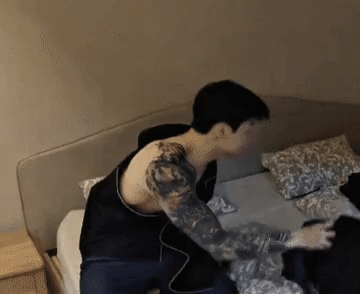 Nhìn Jungkook (BTS) cố che “dấu ấn tình yêu” mà mệt giùm- Ảnh 4.