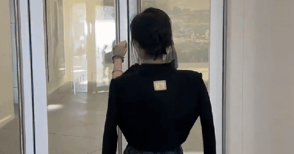 Cặp kiều nữ - chủ tịch hơn 30 tuổi đã "toang": Ảnh chung "bay màu" trên MXH, nhà gái được chia 4 công ty? ezgif 8236517c4c36ea59 17676951947151187946468 0 0 413 790 crop 1767696794571207058639gifpng