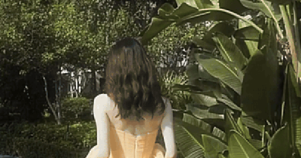 Ai mà ngờ nữ diễn viên phim giờ vàng lấy chồng đại gia lại có ngày thê thảm thế này! ezgif 8764d8e7e703d9f0 1767769531898499803241 0 0 209 400 crop 1767769563261755974005gifpng