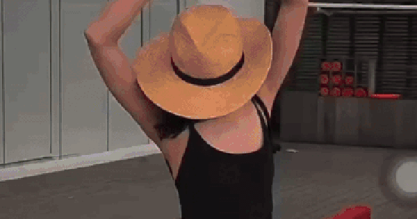 Mỹ nhân sở hữu 96 bất động sản cuốn gói khỏi showbiz, không dám ngẩng mặt nhìn đời vì gây tội lỗi động trời ezgif 8b10e2e6d76920e8 17699059802331169152777 0 0 192 367 crop 17699059921801175880526gifpng