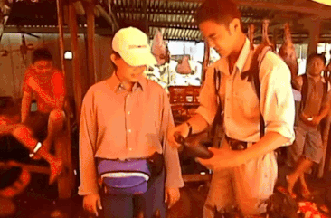 "Hoàng tử châu Á" Minh Đạo bị khán giả đòi đuổi khỏi showbiz sau khi lộ video ăn thịt dơi "nhạy cảm" ezgif 8b47a93486ba10a0 160201 1769507475395 17695074756331144562510