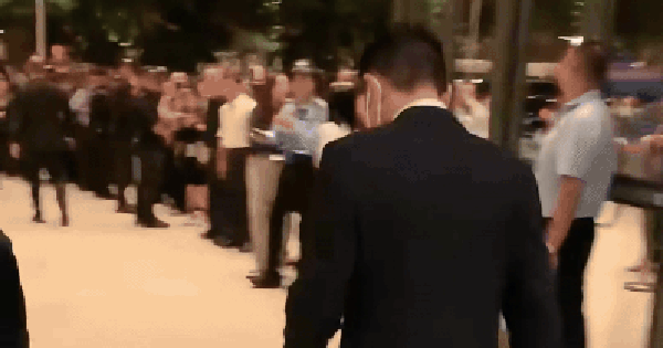 Tiểu thư tập đoàn lớn thứ 5 cả nước cũng có lúc "khốn khổ" thế này: Chui gầm ôtô hẹn hò nam thần showbiz! ezgif 8f62809e88b1e7b0 17695866706851316680638 0 0 209 399 crop 17695866808831411367313gifpng