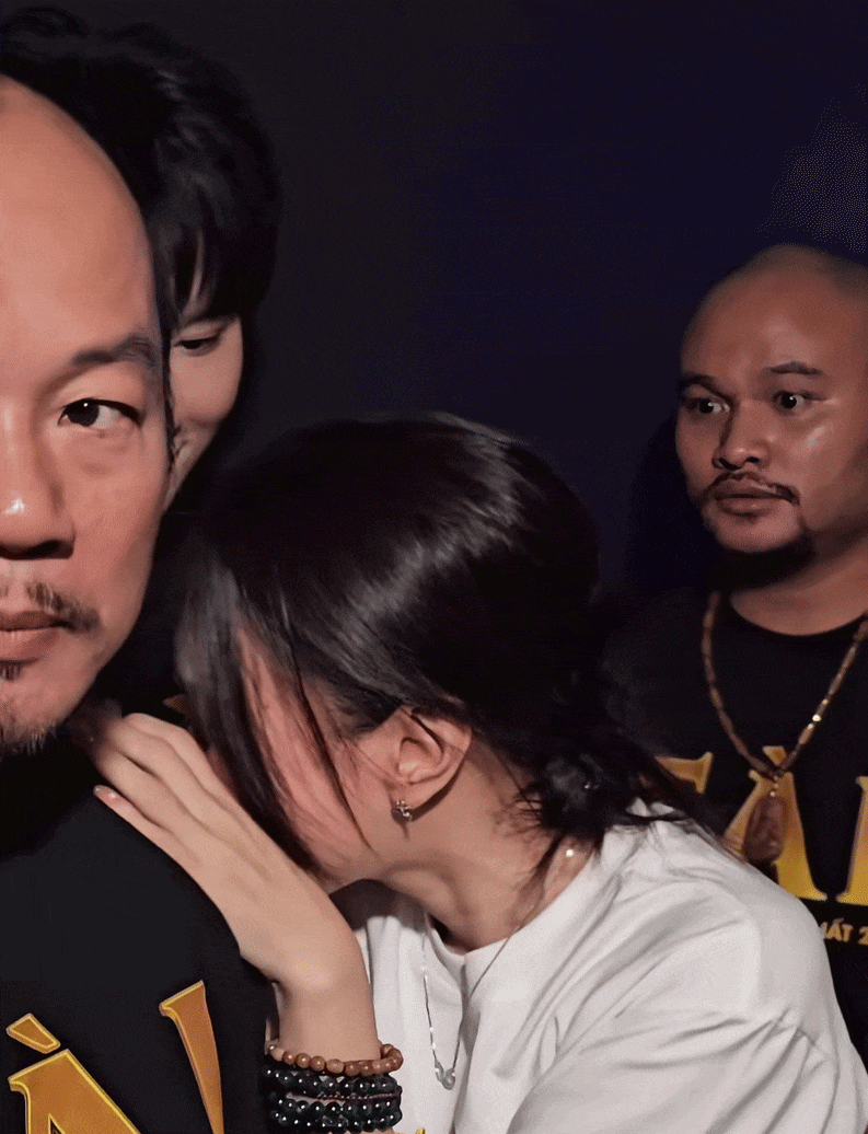 Bắt gặp Mỹ Tâm dựa đầu vào vai một người đàn ông khóc như mưa, nhưng đó không phải là Mai Tài Phến- Ảnh 1.