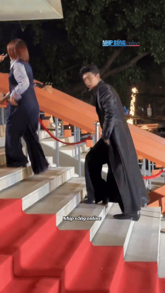 Clip HOT: Hoa hậu Vbiz té ngã trên sân khấu trao giải nhưng người ngại lại là Steven Nguyễn- Ảnh 4.