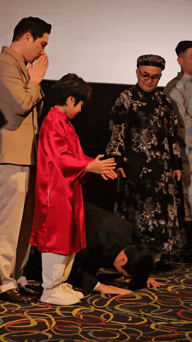 Tổng giám đốc Lotte Entertainment quỳ gối cầu xin khán giả Việt Nam cho Mùi Phở một cơ hội- Ảnh 2.