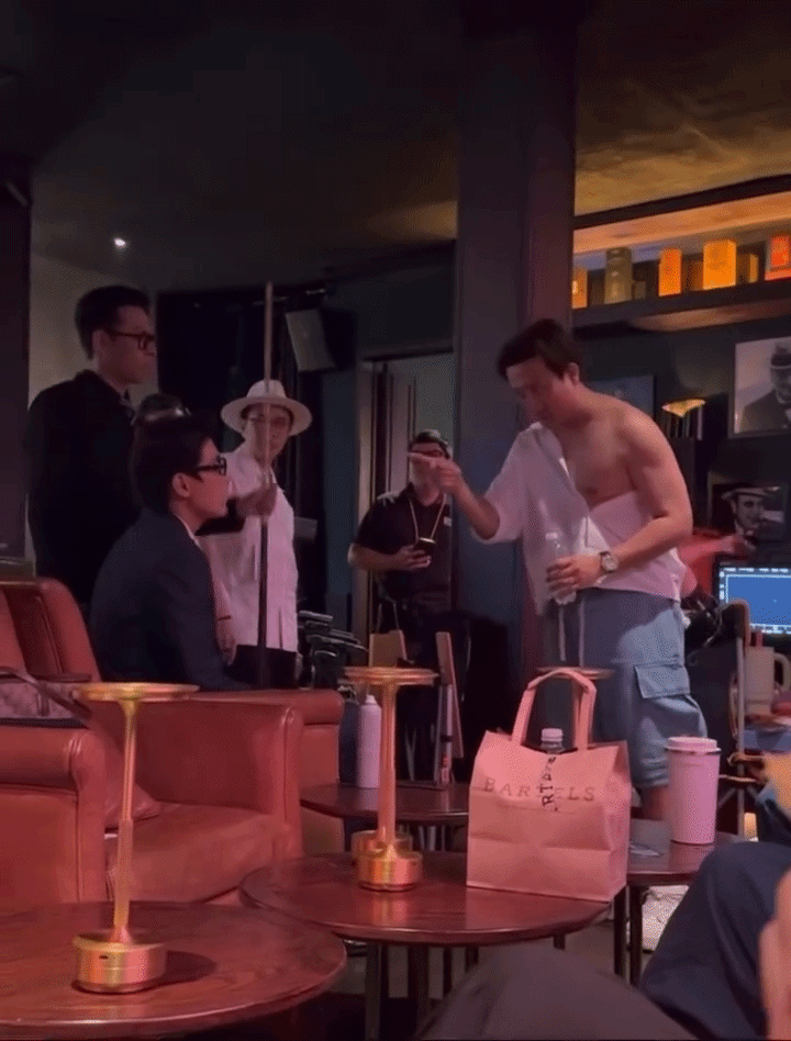 Trấn Thành đang mặc cái gì thế này?- Ảnh 3.