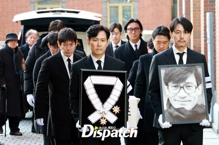 Hyun Bin tiều tụy, cố nén nước mắt trong ngày đưa tiễn