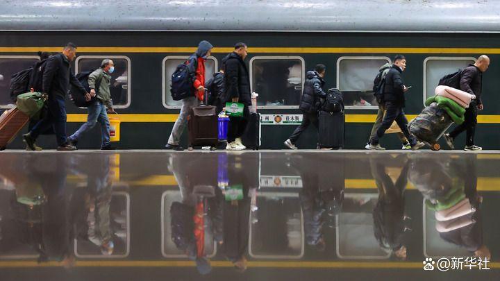 Cảnh tượng ngay lúc này ở ga tàu điện: Nhiều người không tin vào mắt mình- Ảnh 3.