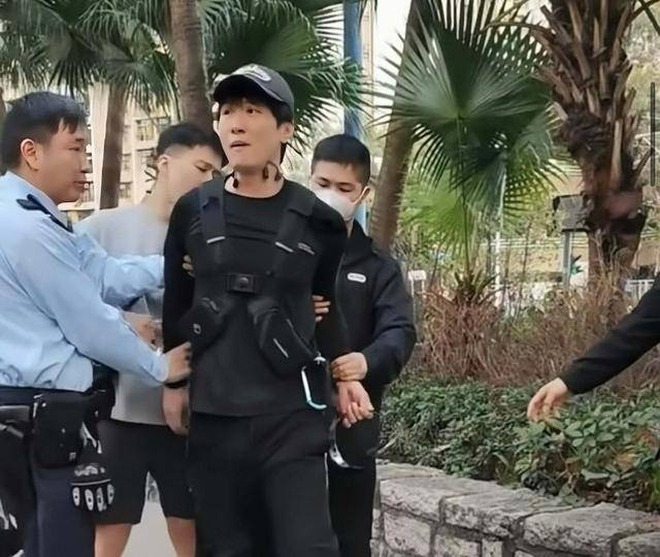 Nam ca sĩ H. lộ ảnh ôm ấp gái lạ trên tàu, đã bay sạch danh tiếng còn