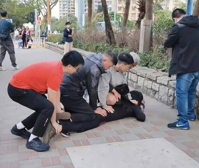 Nam ca sĩ H. lộ ảnh ôm ấp gái lạ trên tàu, đã bay sạch danh tiếng còn