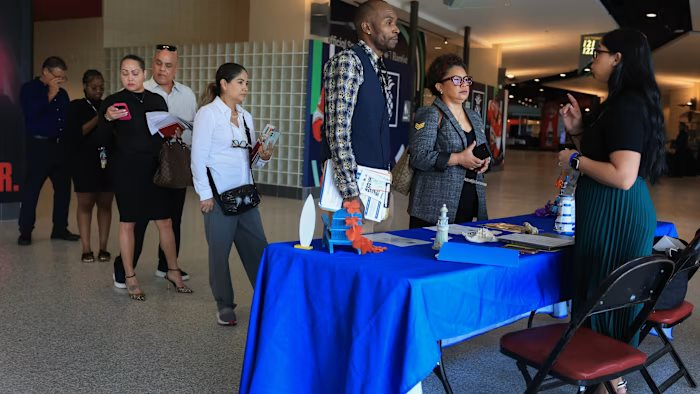 Hơn 100.000 người mất việc chỉ trong 1 tháng, làn sóng thất nghiệp tồi tệ nhất sau gần 2 thập kỷ vì AI- Ảnh 3.