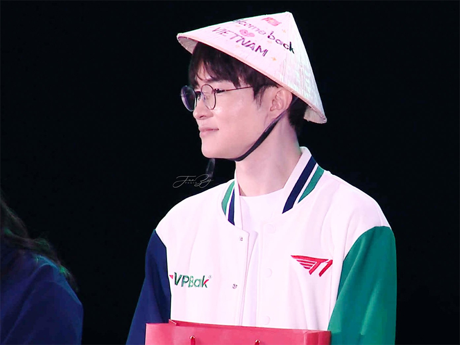 Faker rạng rỡ trong fan meeting T1, dành riêng điều đặc biệt cho cho fan Việt faker non la