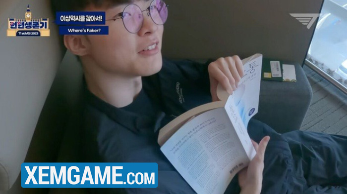 faker-reading-book LMHT: Những đặc quyền của Faker khi được trao tặng Huân Chương Thanh Long cao nhất faker reading book