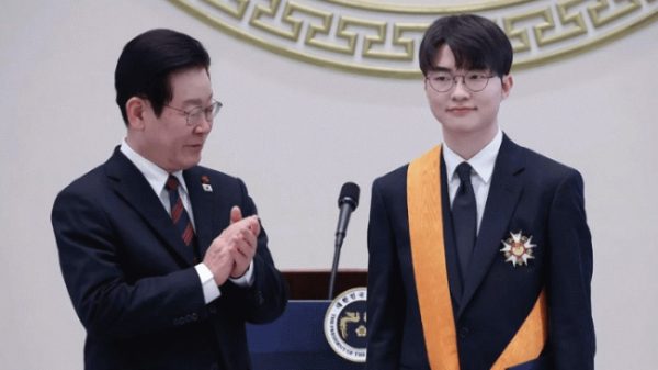 LMHT: Những đặc quyền của Faker khi được trao tặng Huân Chương Thanh Long cao nhất faker thumbjpg