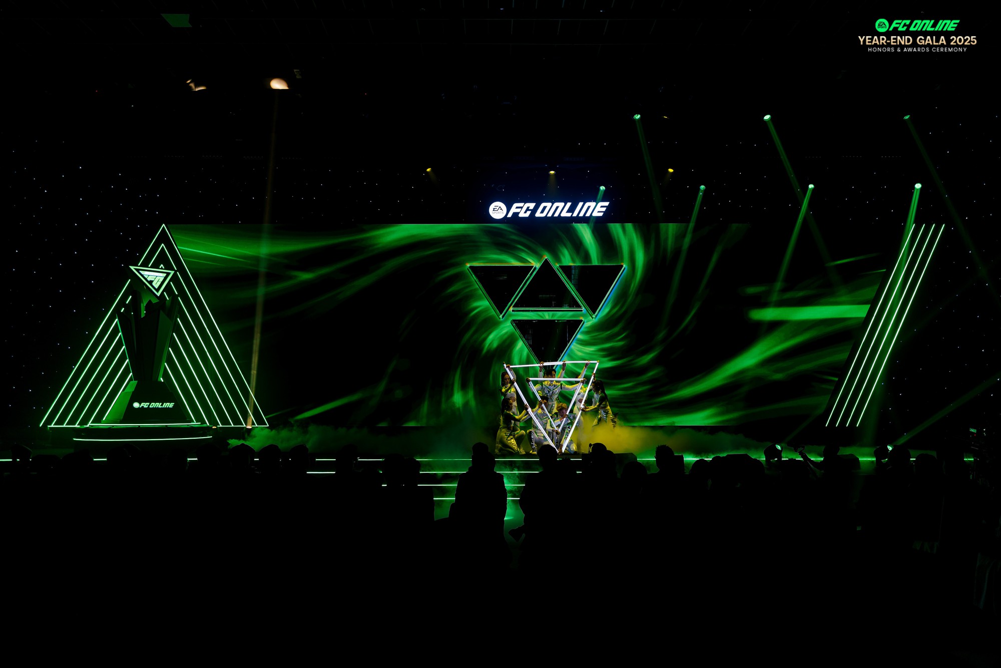 FC Online Year-End Gala 2025 - “Shine Your Journey – Build Our Greatness”- Ảnh 2. FC Online Year-End Gala 2025 - “Shine Your Journey – Build Our Greatness”- Ảnh 2.