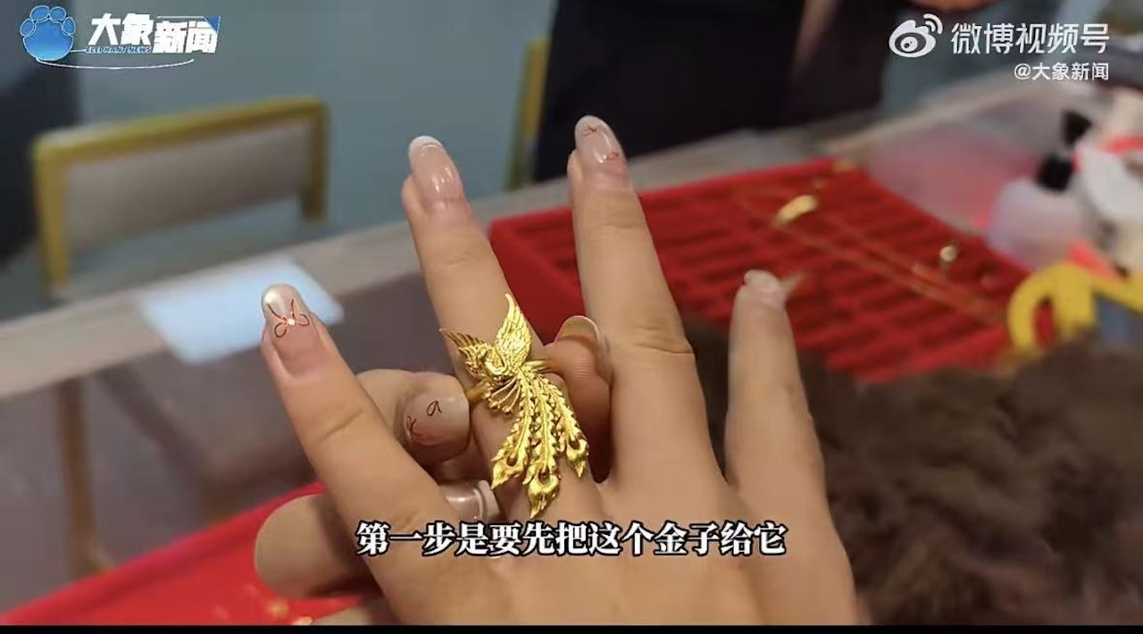 Cô gái mang 2 chiếc nhẫn vàng ròng đi chế tác lại, sau khi nung chảy chúng lại biến thành màu trắng- Ảnh 1.