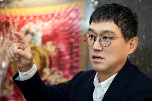 Xe chở nam diễn viên lao đầu vào gầm xe tải với tốc độ 200km/h, bị xé toạc nóc- Ảnh 1.