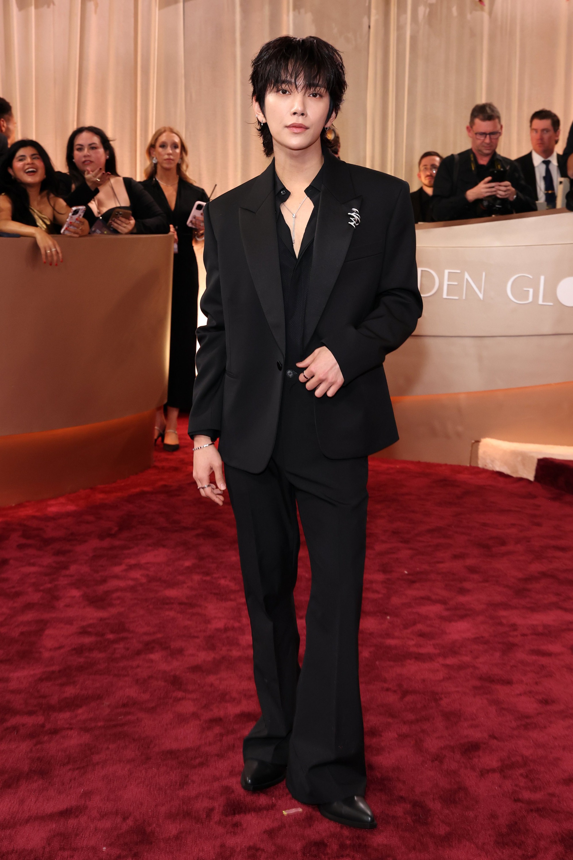 Nam thần Kpop dự Quả Cầu Vàng với Lisa lại