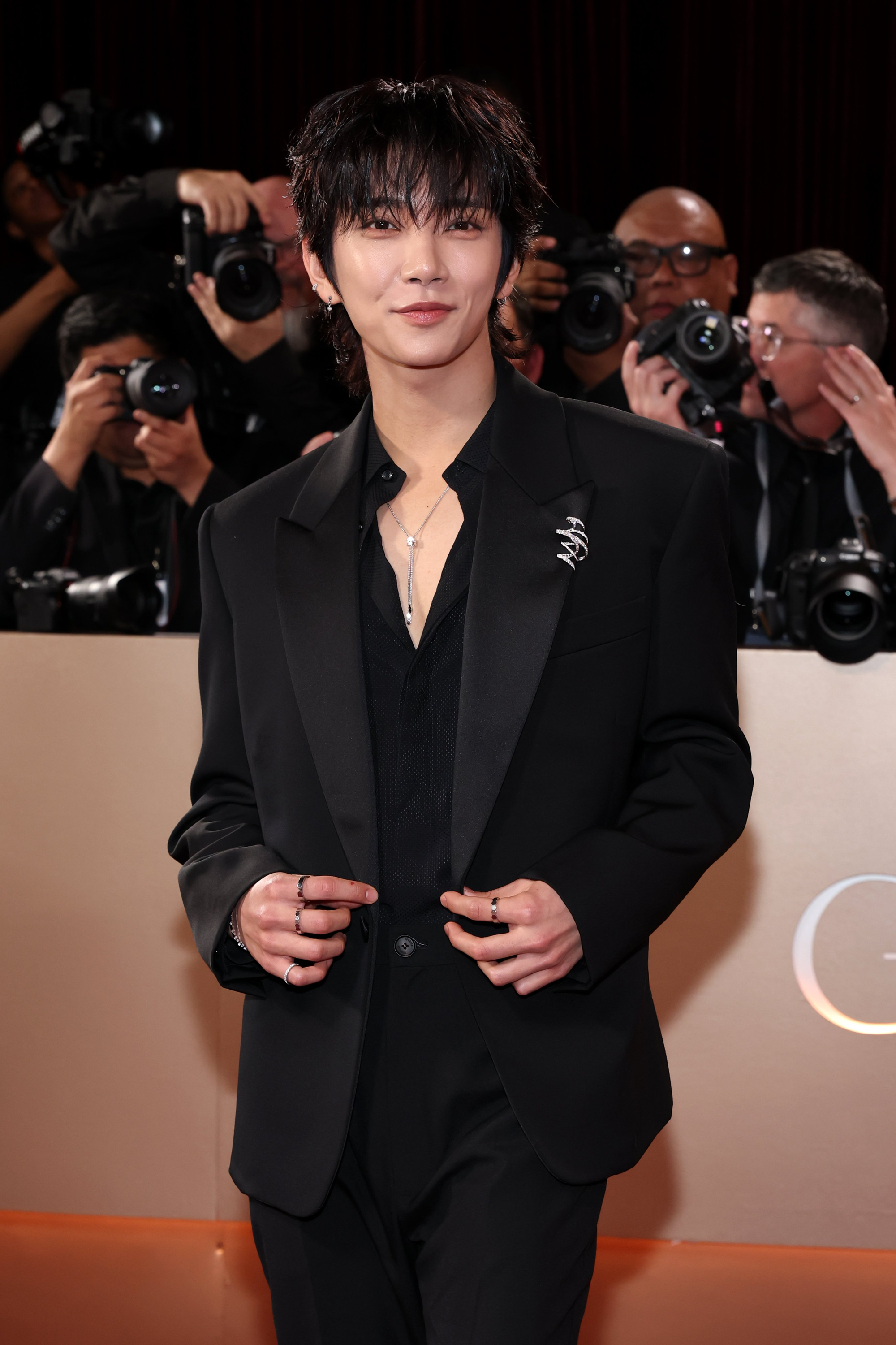 Nam thần Kpop dự Quả Cầu Vàng với Lisa lại