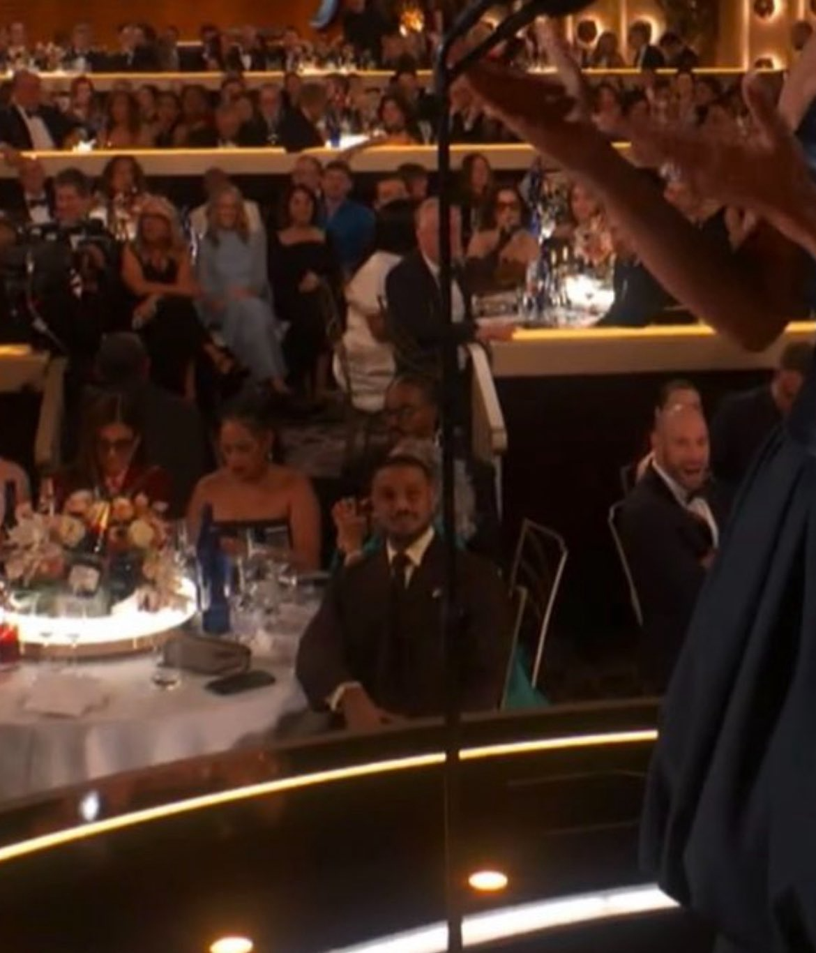 g-bwiasw4aawun-17683845668791747058640-1768445033264-17684450335751517708972 "Bắt gọn" tài tử say đắm ngắm Lisa ở Quả Cầu Vàng, bạn trai tỷ phú đã có đối thủ rồi? g bwiasw4aawun 17683845668791747058640 1768445033264 17684450335751517708972