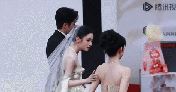 Tinh Quang Đại Thưởng xuống cấp trầm trọng: Trang hoàng như hội chợ, khiến dàn mỹ nhân suýt “vồ ếch” g02 17663414613101050634324 1766379899329 1766379899595738658136 396 0 773 720 crop 17663801135451761624093gifpng