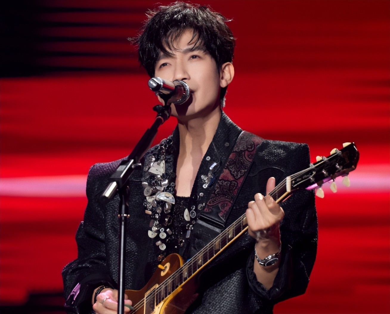 "Lấy trứng chọi đá" đối đầu công ty quản lý: "Mỹ nữ 4000 năm có 1" đứng trước nguy cơ lao lý g10 1766827107974 1766827108395654845376 1766832528841 17668325292431347945578