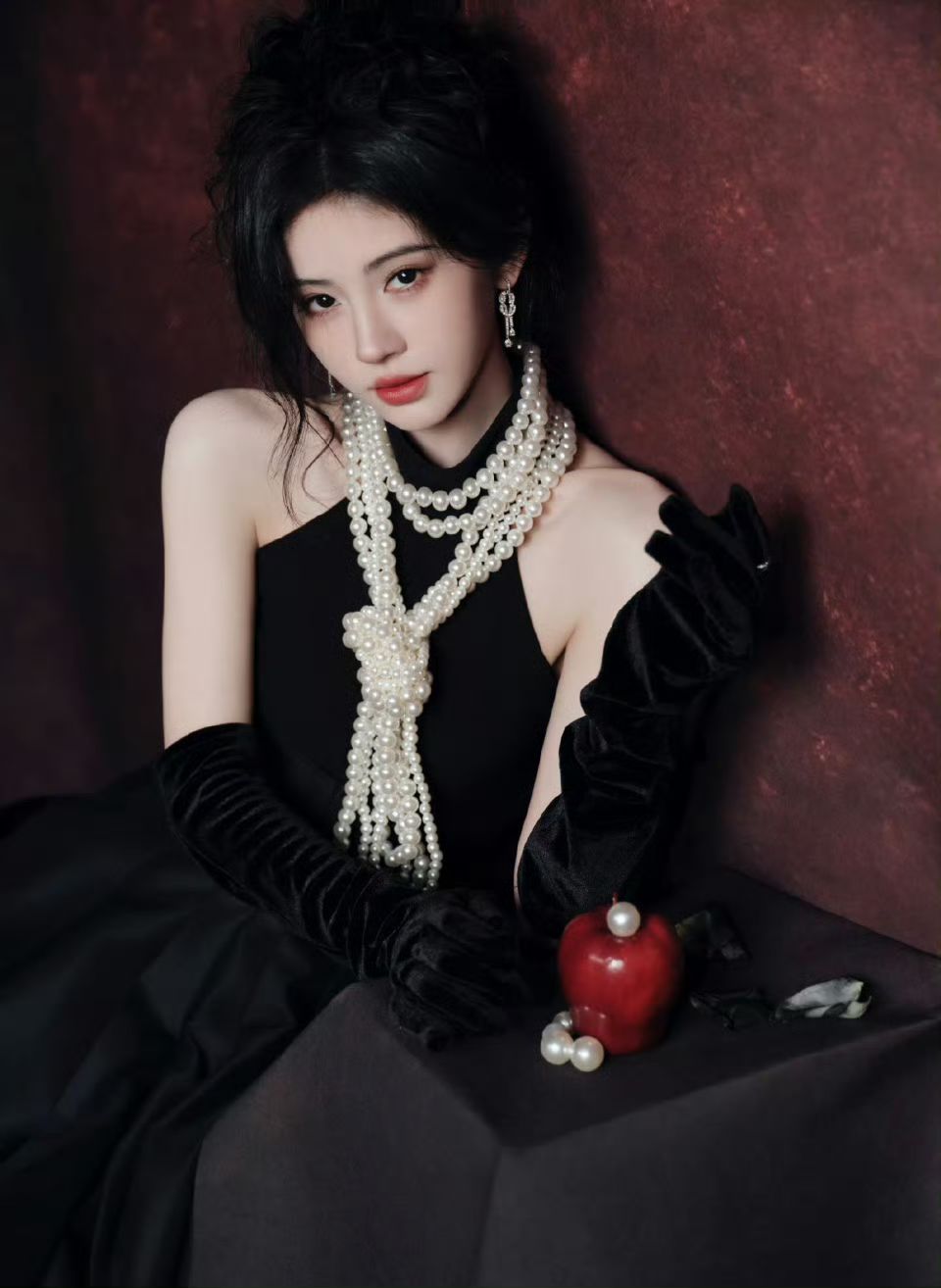 "Lấy trứng chọi đá" đối đầu công ty quản lý: "Mỹ nữ 4000 năm có 1" đứng trước nguy cơ lao lý g16 1766827093687 1766827095954109561548 1766832514336 17668325151351499291075