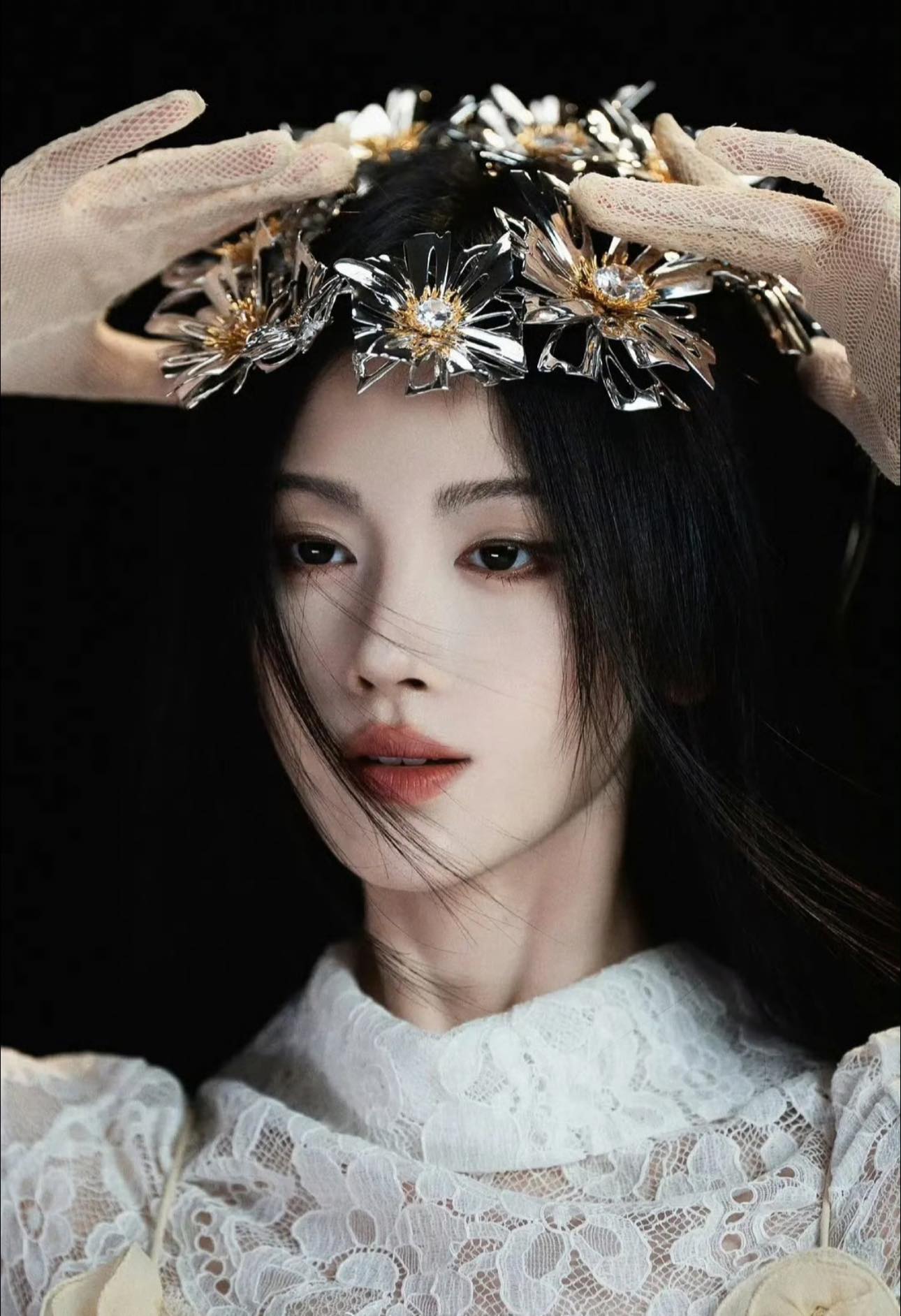 "Lấy trứng chọi đá" đối đầu công ty quản lý: "Mỹ nữ 4000 năm có 1" đứng trước nguy cơ lao lý g3 1766827097614 17668270984351304781852 1766832516633 17668325169242140885791