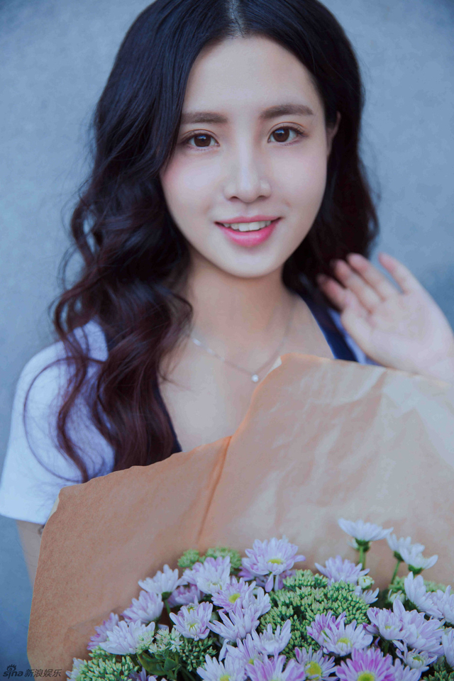 "Lấy trứng chọi đá" đối đầu công ty quản lý: "Mỹ nữ 4000 năm có 1" đứng trước nguy cơ lao lý g5 1766827109582 17668271154081751378203 1766832530091 1766832530445655735977