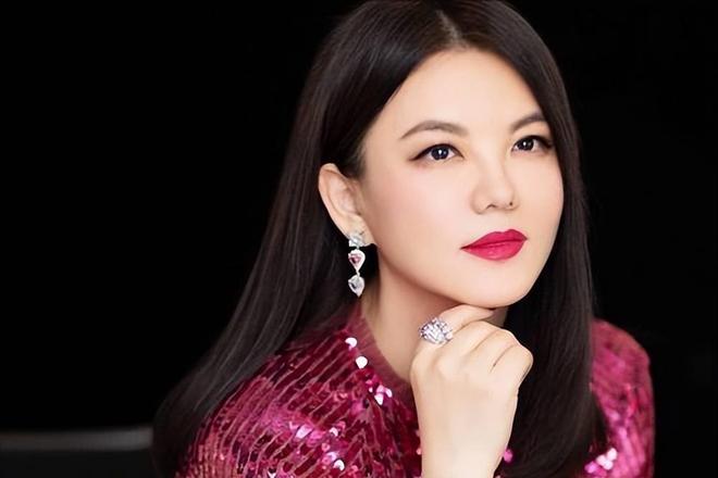 Nữ MC giàu nhất bị điều tra vì nghi vấn rửa tiền, chỉ khổ ái nữ 17 tuổi- Ảnh 1.