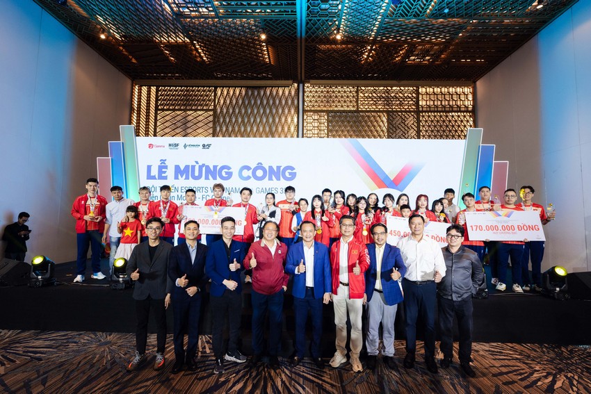 Garena Việt Nam trao hơn 1 tỷ đồng mừng công các đội tuyển Esports tại SEA Games 33 garrena 0901 3