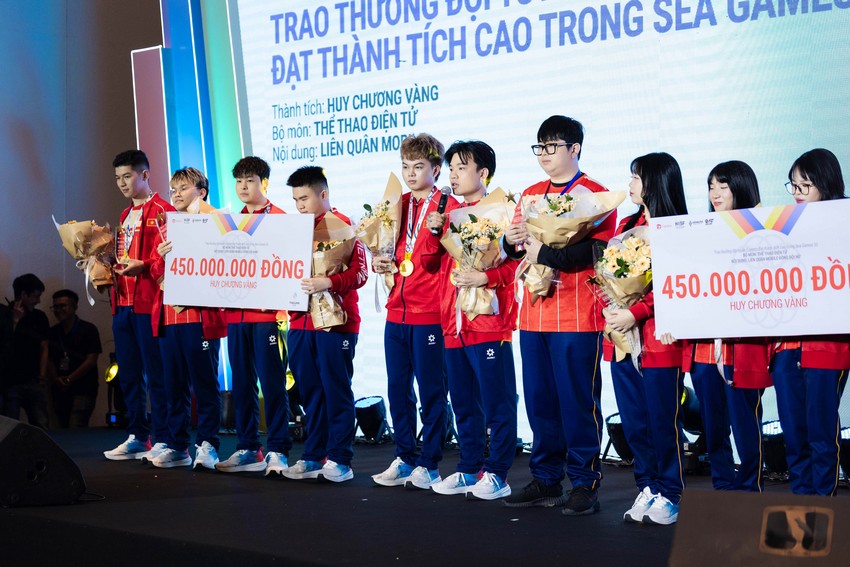 Garena Việt Nam trao hơn 1 tỷ đồng mừng công các đội tuyển Esports tại SEA Games 33 garrena 0901 5
