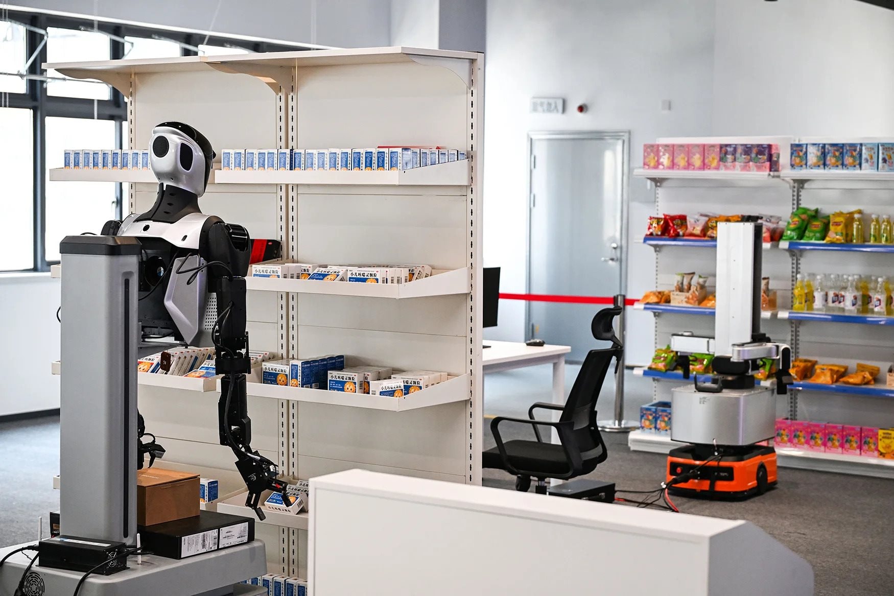 Bên trong công xưởng 10.000 m2, hàng trăm người Trung Quốc đang làm một việc mà cả thế giới không hiểu nổi- Ảnh 3.