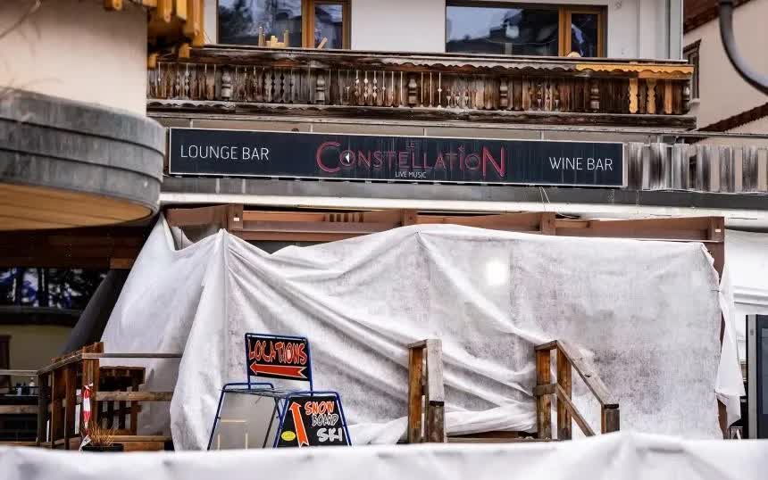 Lối vào quán bar Le Constellation tại thị trấn trượt tuyết Crans-Montana, nơi xảy ra vụ cháy khiến 40 người thiệt mạng. (Ảnh: AFP)