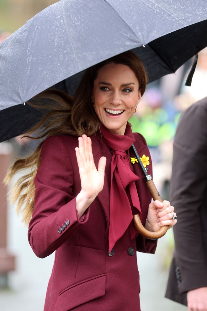 Bất chấp mưa lạnh, Vương phi Kate cùng chồng