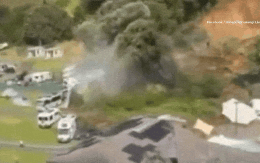 Kinh hoàng khoảnh khắc khối đất đá đổ ập xuống khu cắm trại nổi tiếng, nhiều người được báo cáo mất tích, tiếng la hét cầu cứu tuyệt vọng từ khu nhà vệ sinh- Ảnh 1.